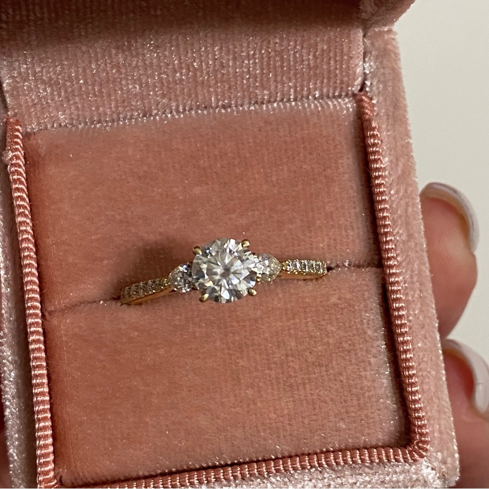 ✨NEW✨ 10K SOLID Yellow Gold 1 CT Round MOISSANITE 3 Stone Engagement Ring 8.5 - Picture 1 of 12